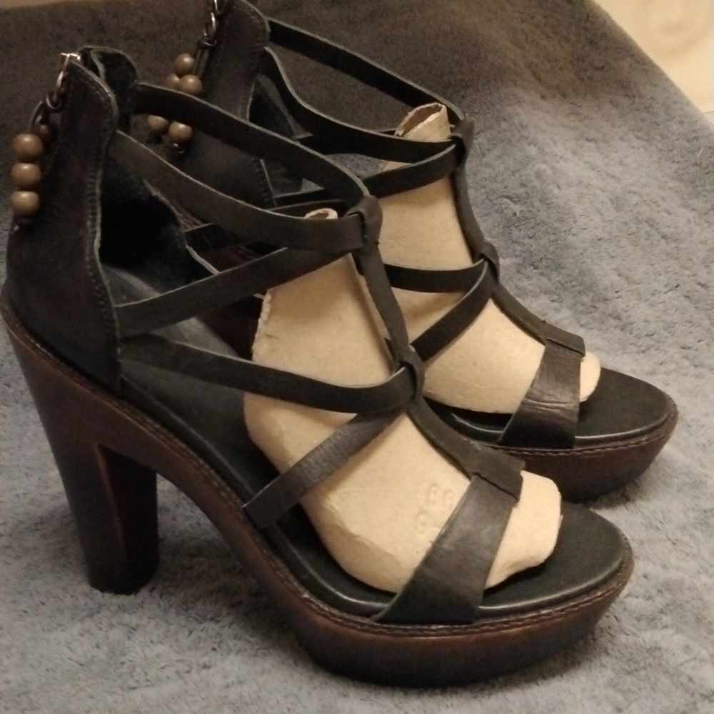 NWOT, UGG ‘Salina’ Strappy Leather Wood Platform… size 10